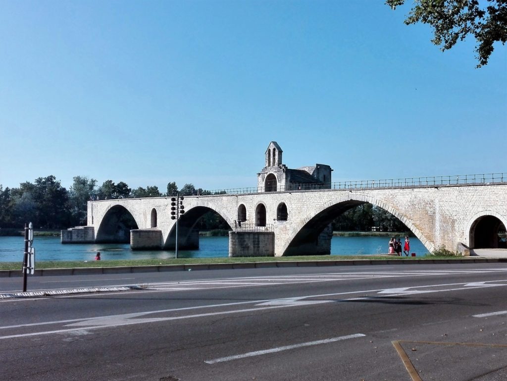 10 places you can´t miss in Provence - Avignon bridge